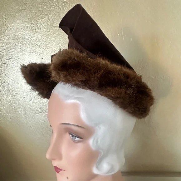 SKILLFUL 1930s' BROWN FELT HAT WITH FUR "WINGS" + FELT BOW
